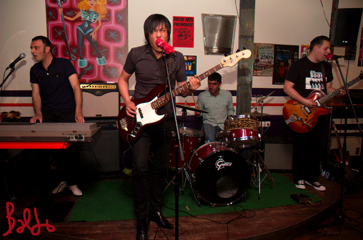 60-2-swingers-01-05-09_95